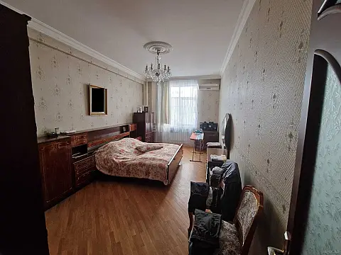 Satılır 4 otaqlı mənzil 195 m²