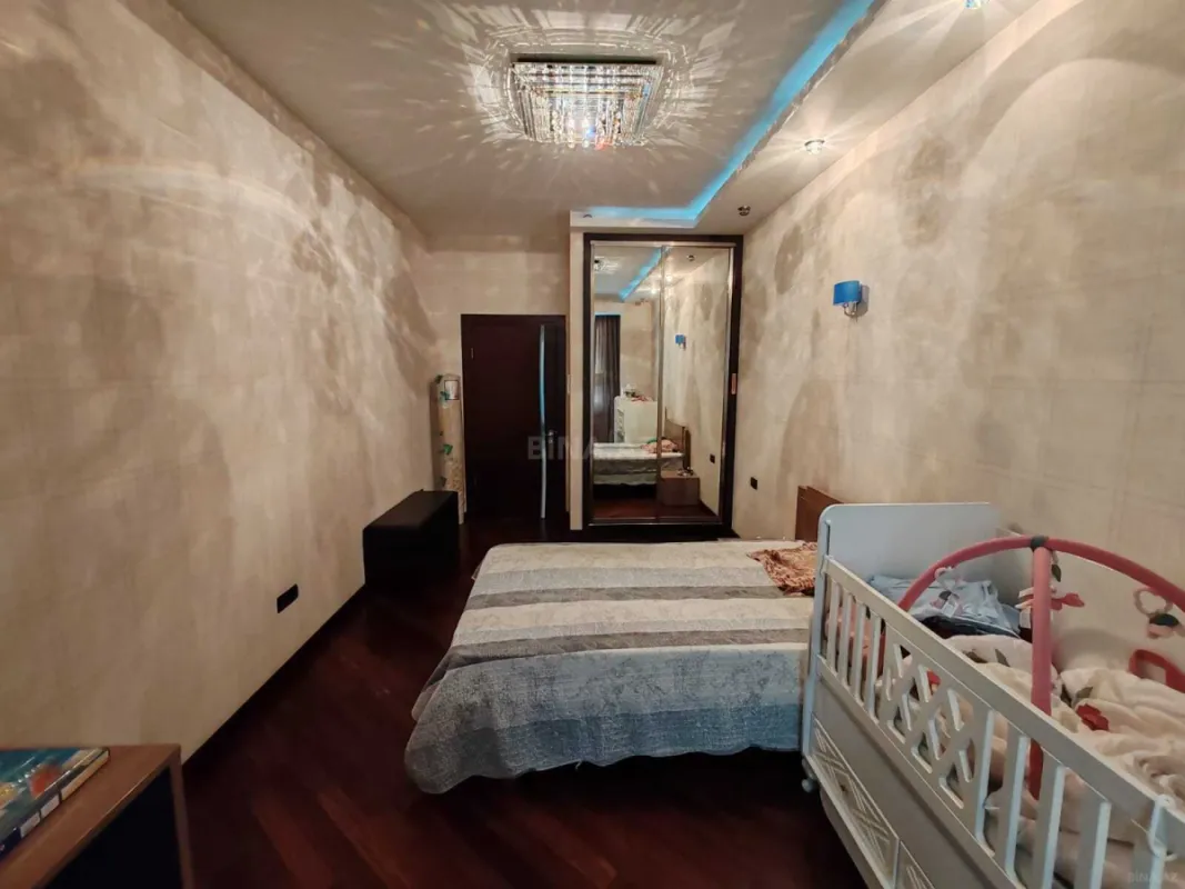 Satılır 4 otaqlı mənzil 175 m²