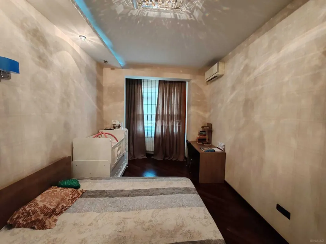 Satılır 4 otaqlı mənzil 175 m²