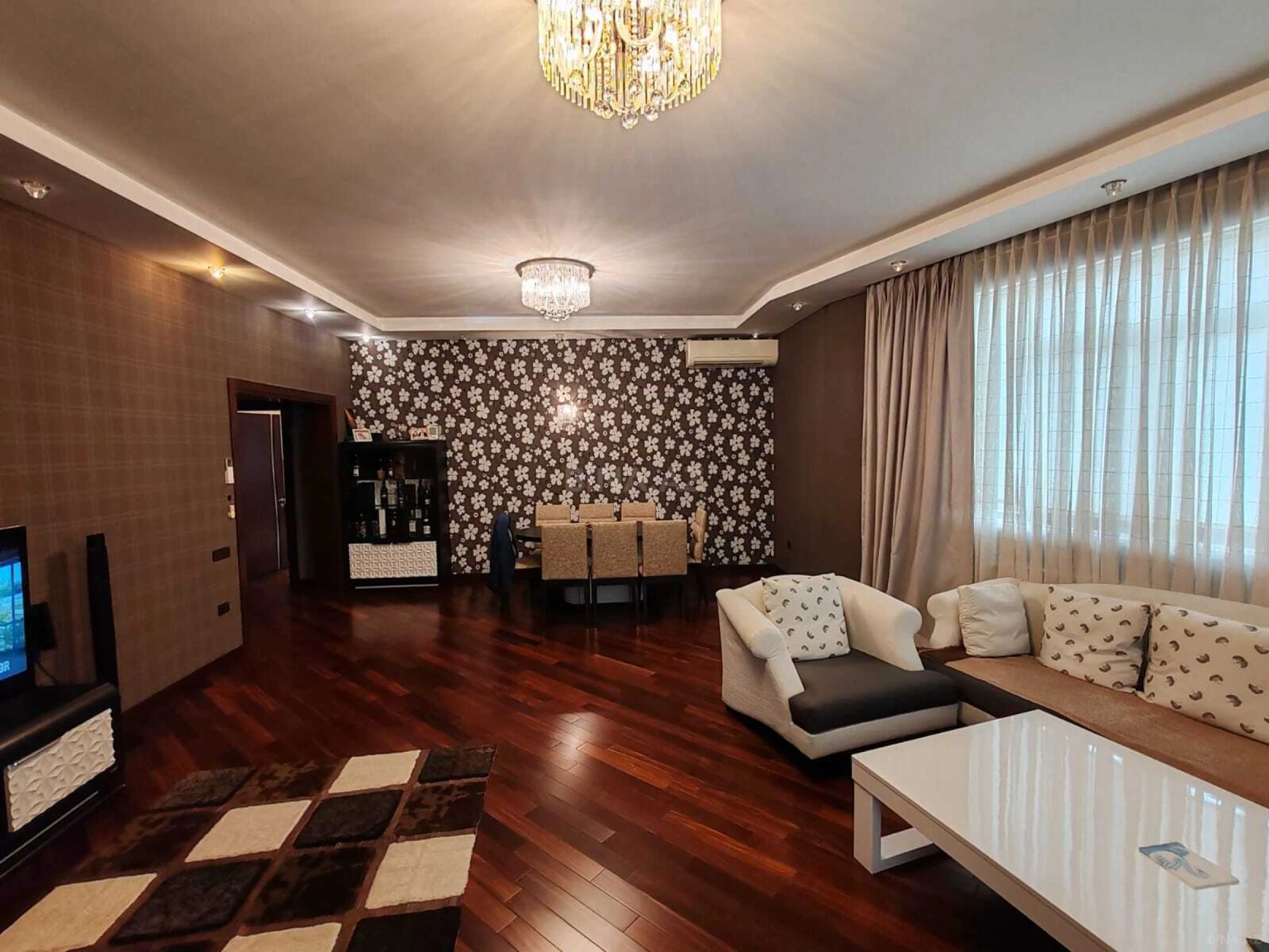 Satılır 4 otaqlı mənzil 175 m²
