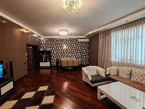 Satılır 4 otaqlı mənzil 175 m²