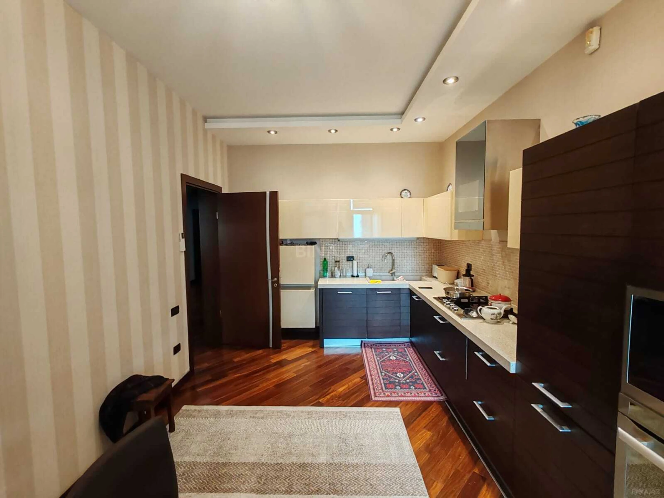 Satılır 4 otaqlı mənzil 175 m²