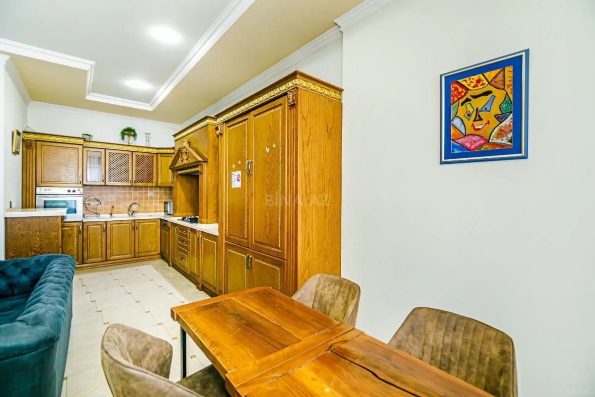 Satılır 5 otaqlı mənzil 270 m²