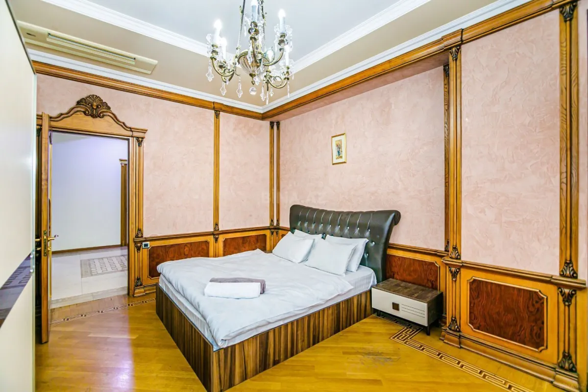 Satılır 5 otaqlı mənzil 270 m²