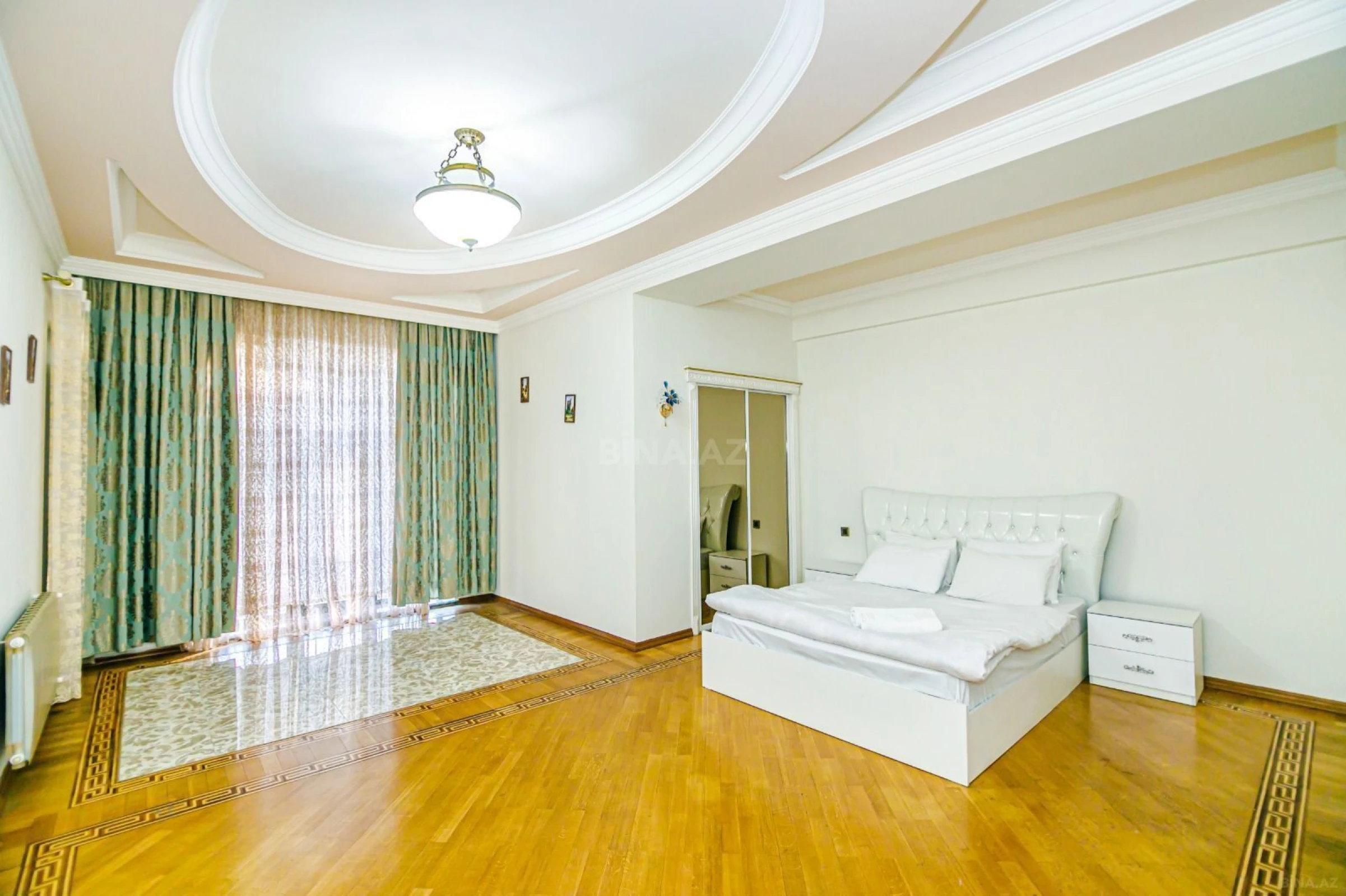 Satılır 5 otaqlı mənzil 270 m²