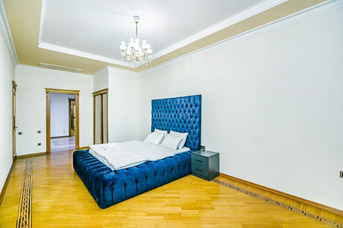 Satılır 5 otaqlı mənzil 270 m²