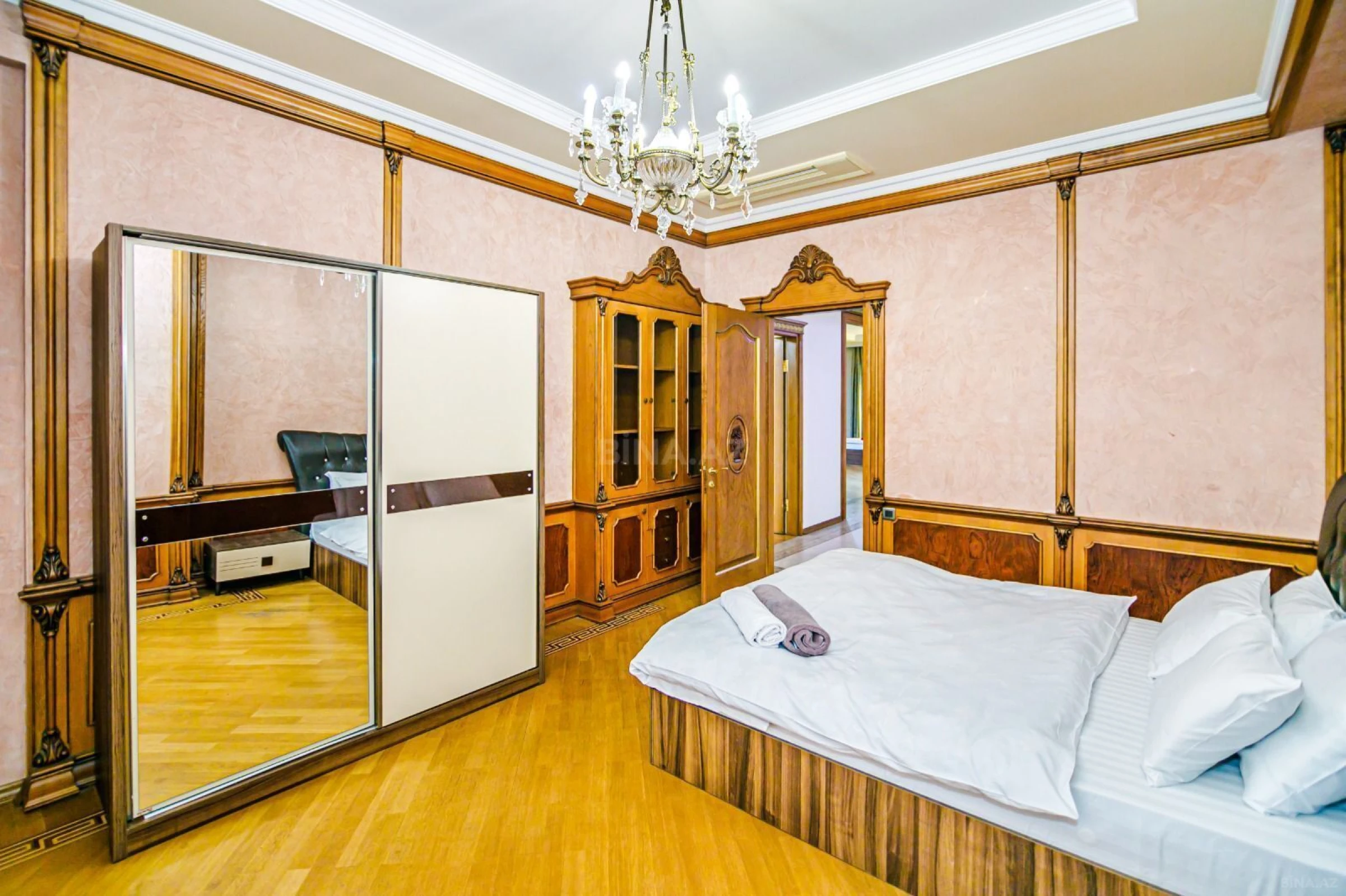 Satılır 5 otaqlı mənzil 270 m²