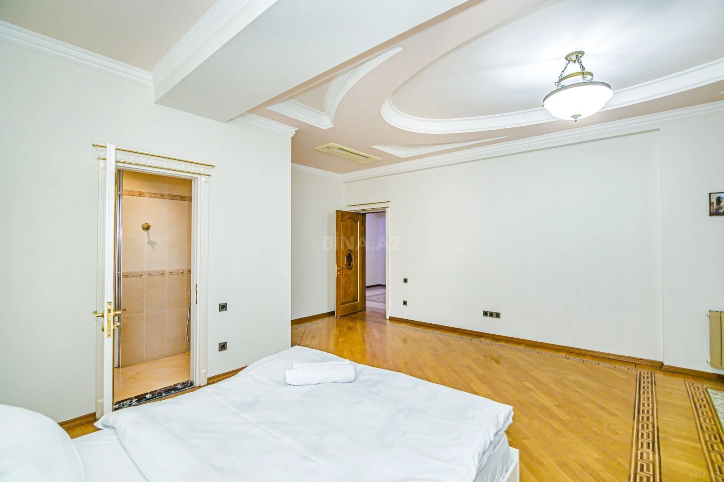 Satılır 5 otaqlı mənzil 270 m²