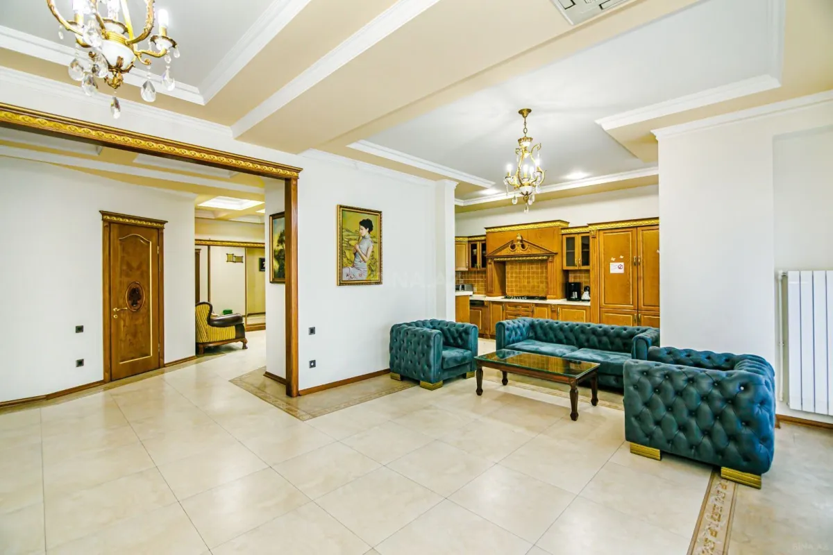 Satılır 5 otaqlı mənzil 270 m²