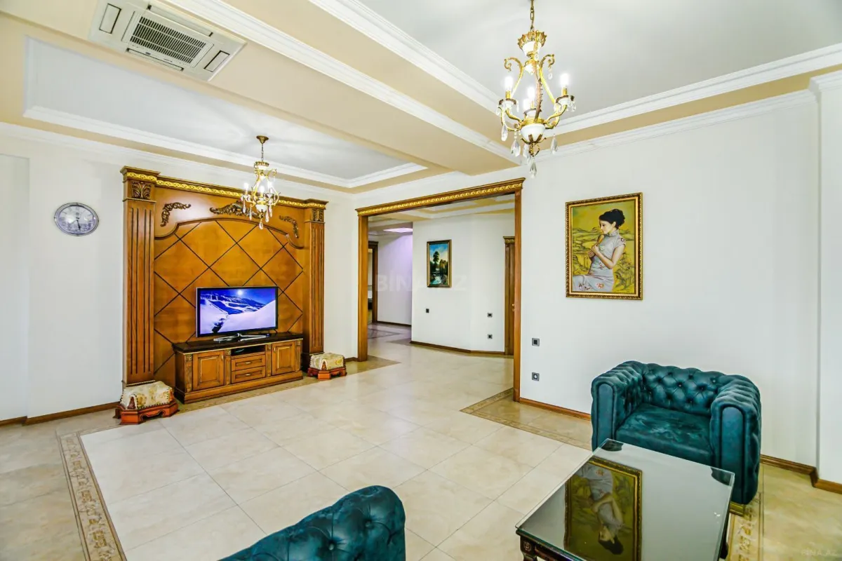 Satılır 5 otaqlı mənzil 270 m²