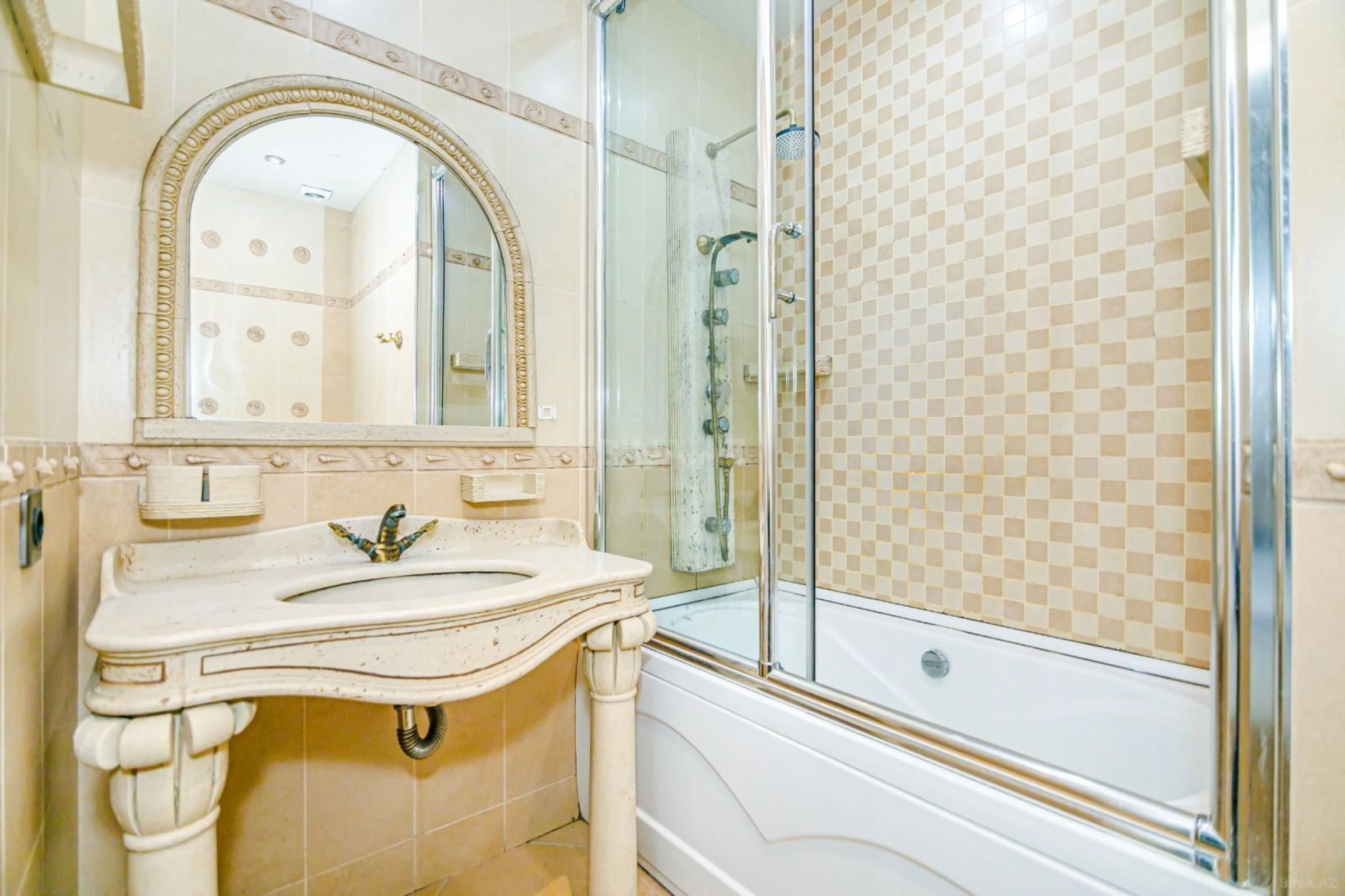 Satılır 5 otaqlı mənzil 270 m²