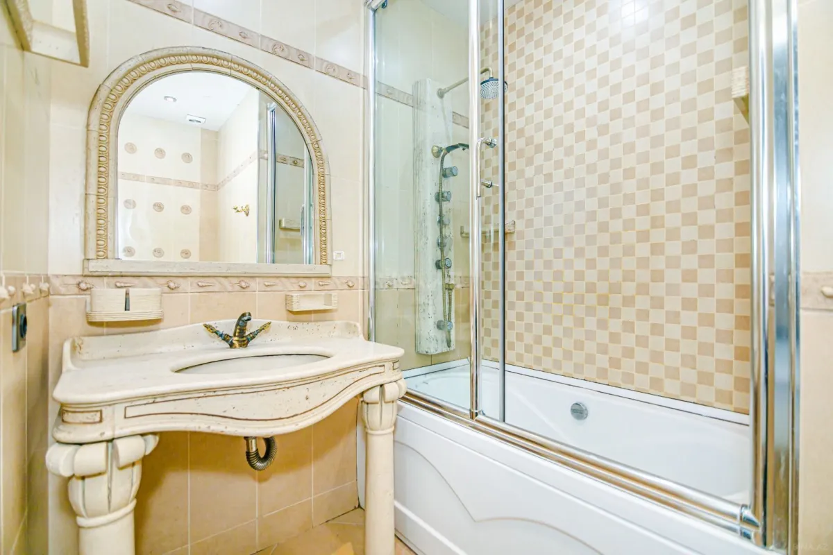 Satılır 5 otaqlı mənzil 270 m²