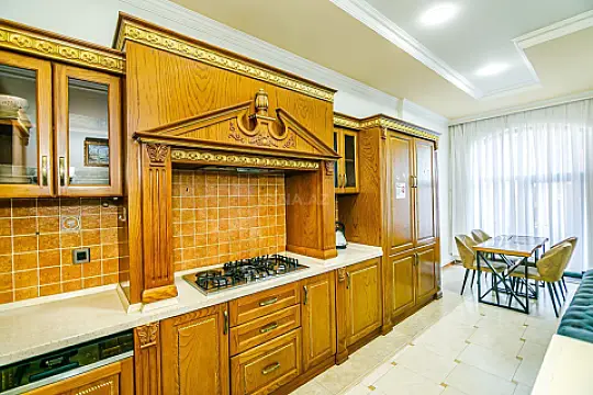 Satılır 5 otaqlı mənzil 270 m²