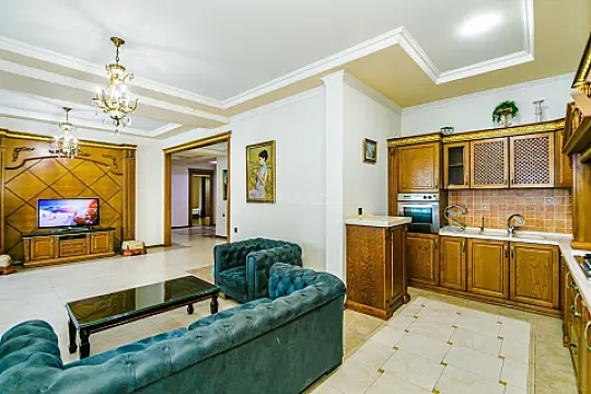 Satılır 5 otaqlı mənzil 270 m²