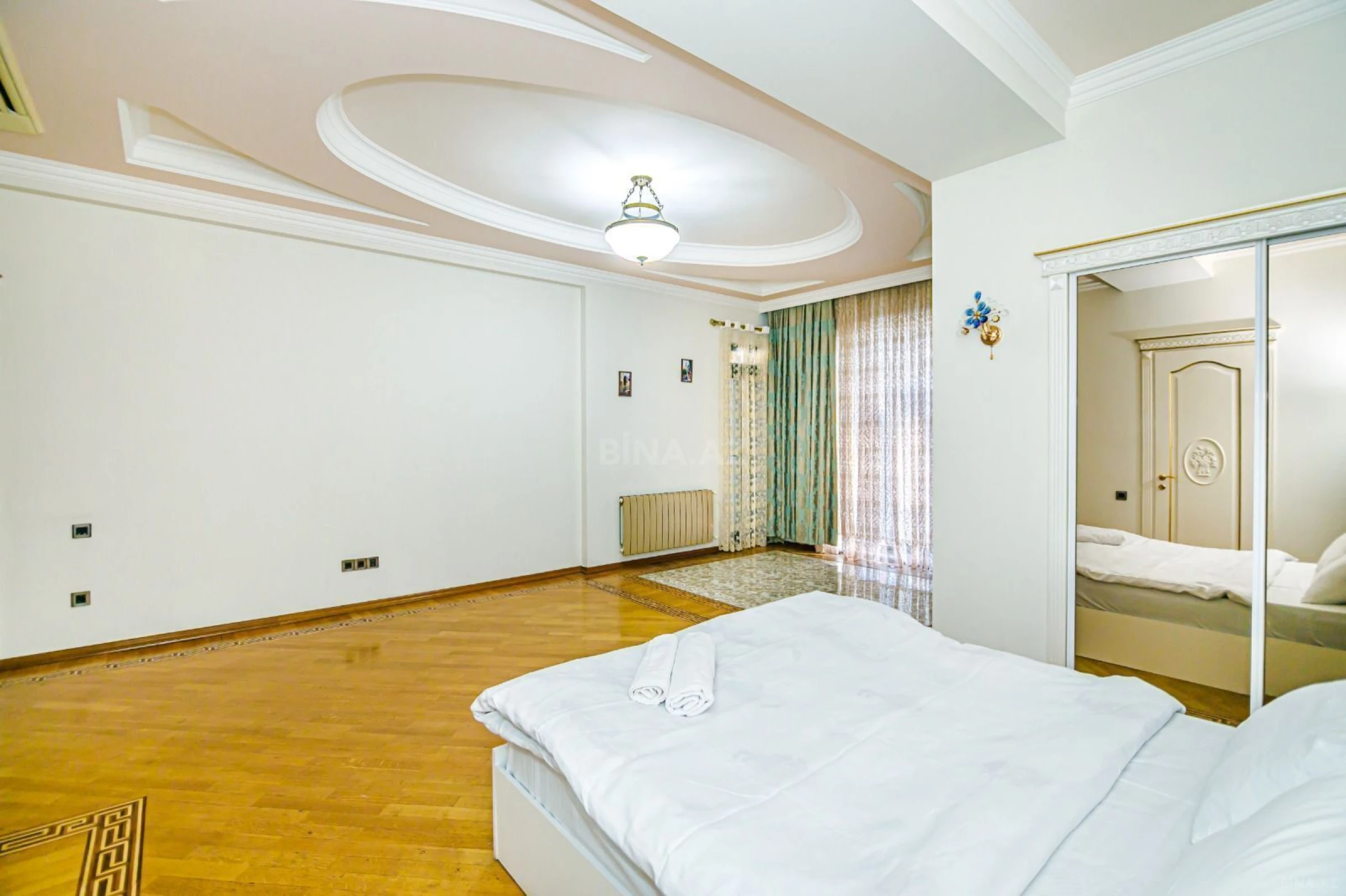 Satılır 5 otaqlı mənzil 270 m²