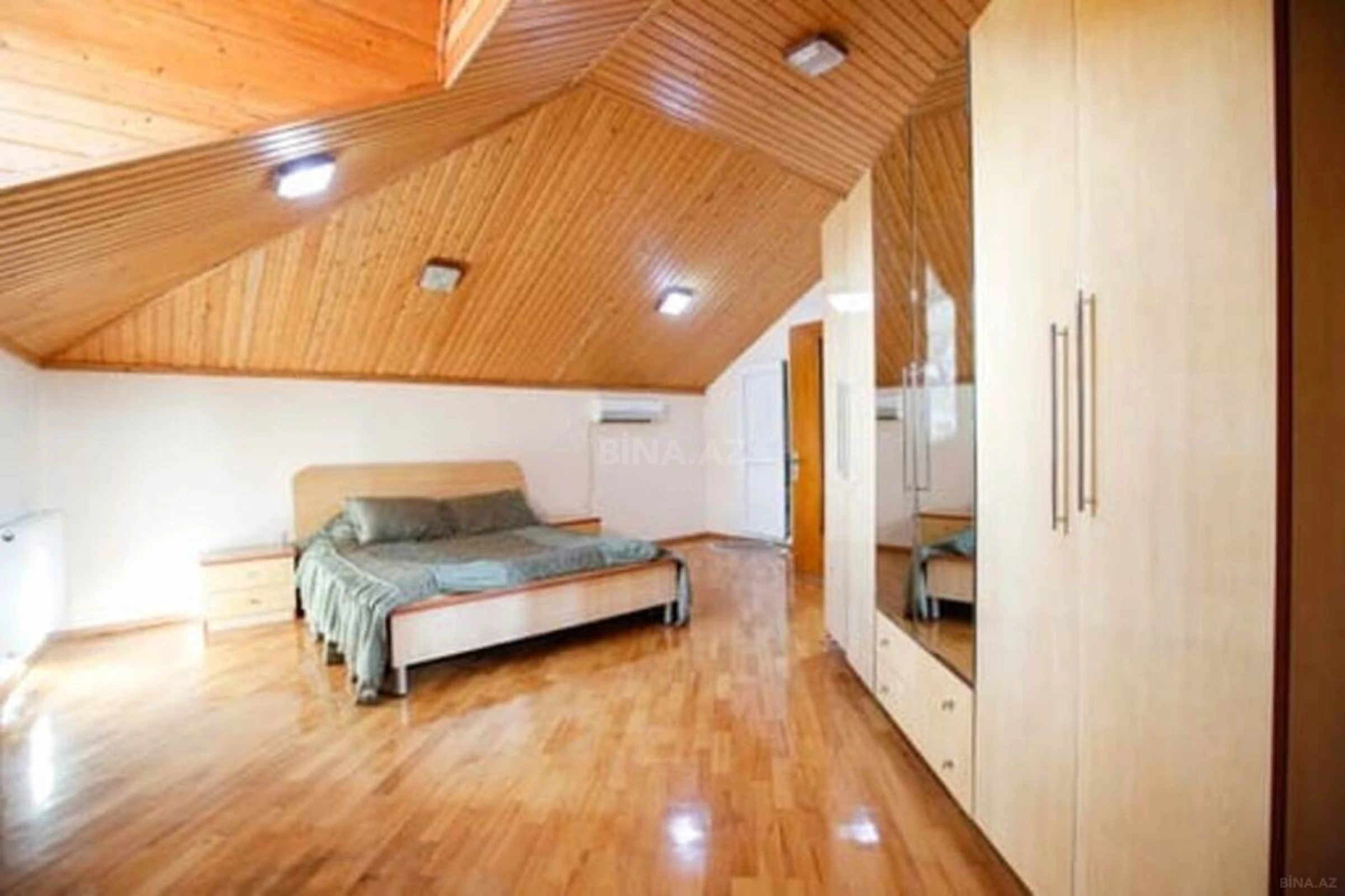 Satılır 8 otaqlı həyət evi 400 m²