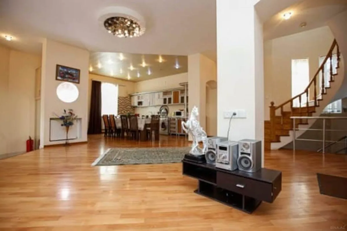 Satılır 8 otaqlı həyət evi 400 m²