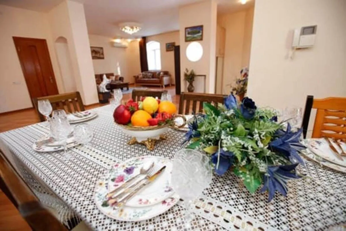 Satılır 8 otaqlı həyət evi 400 m²