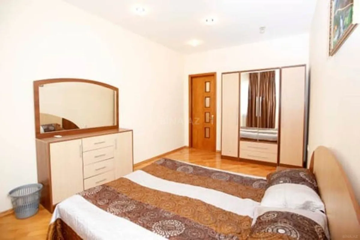 Satılır 8 otaqlı həyət evi 400 m²