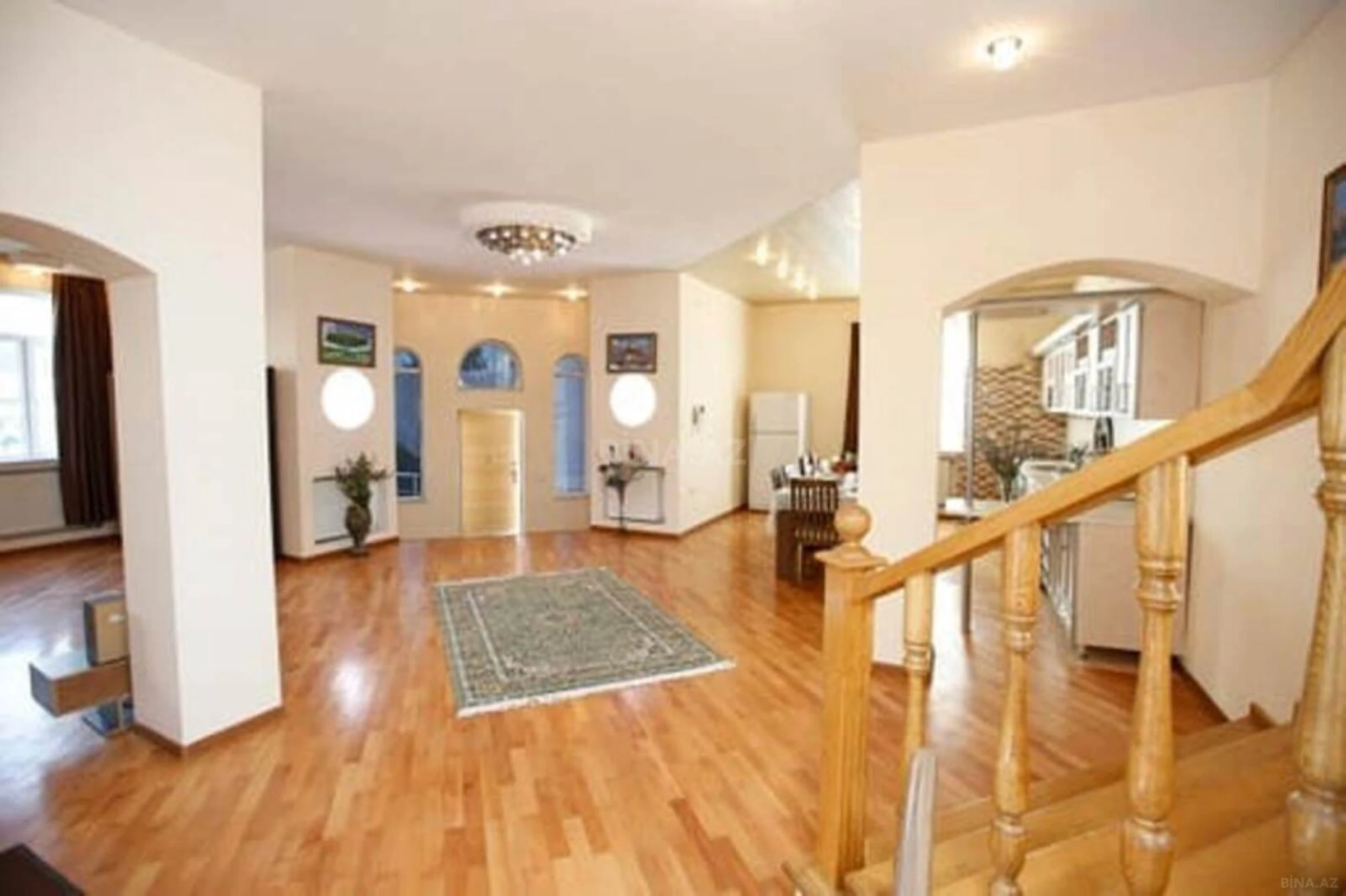 Satılır 8 otaqlı həyət evi 400 m²