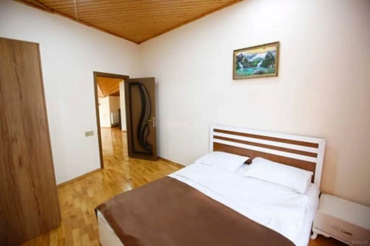 Satılır 8 otaqlı həyət evi 400 m²