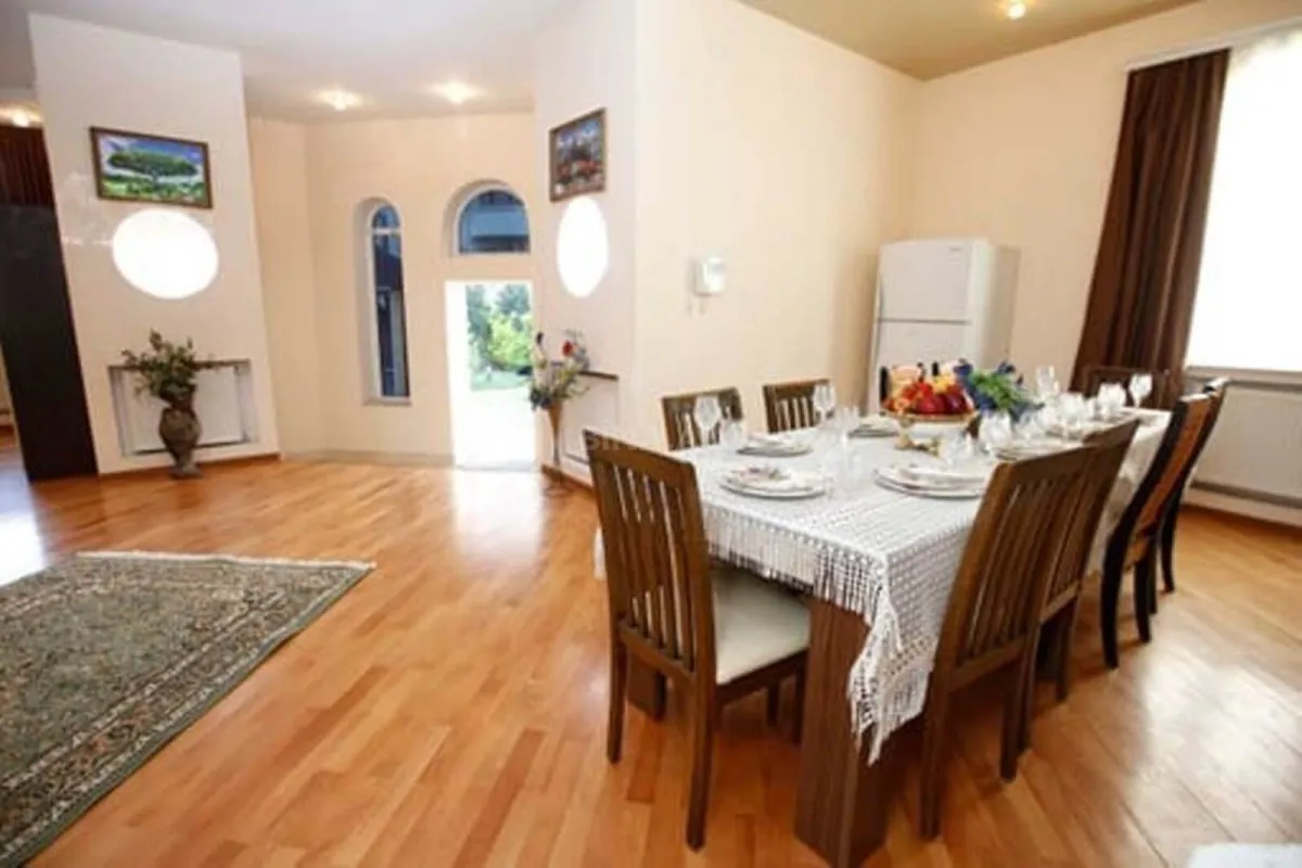 Satılır 8 otaqlı həyət evi 400 m²