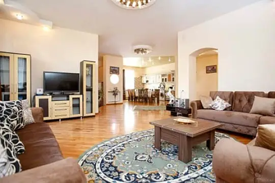 Satılır 8 otaqlı həyət evi 400 m²