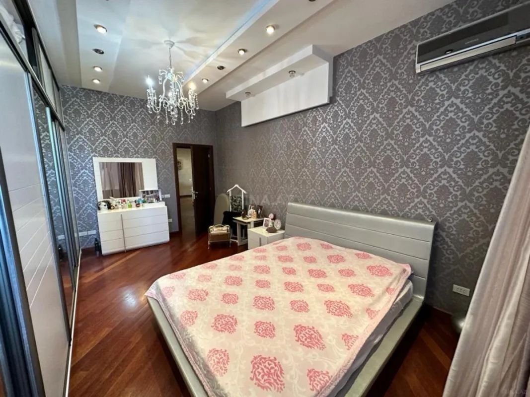 Satılır 4 otaqlı mənzil 176 m²