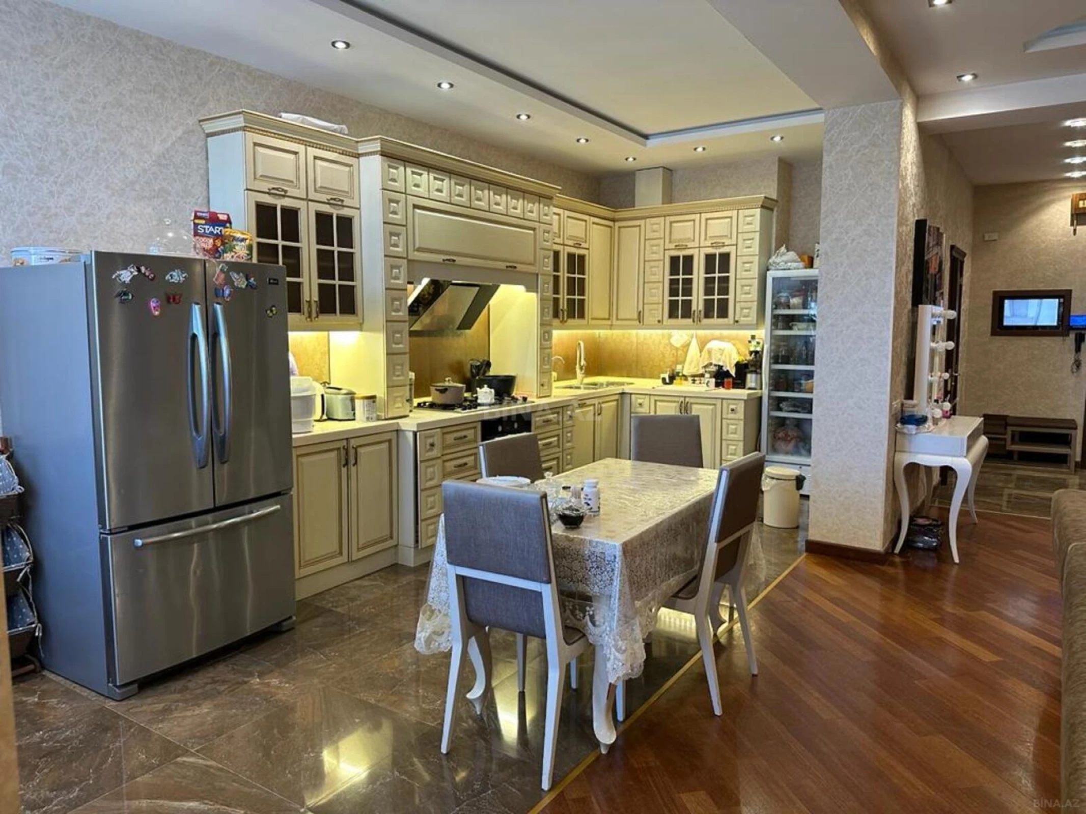 Satılır 4 otaqlı mənzil 176 m²