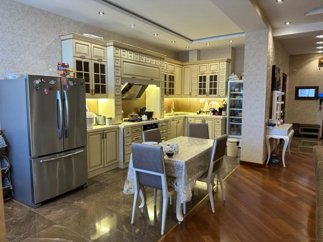 Satılır 4 otaqlı mənzil 176 m²