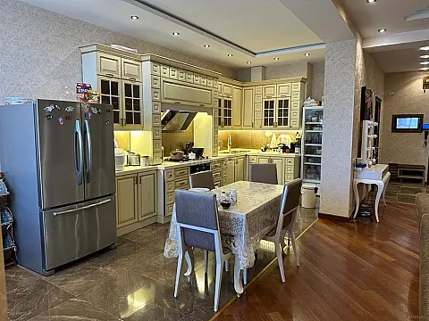 Satılır 4 otaqlı mənzil 176 m²