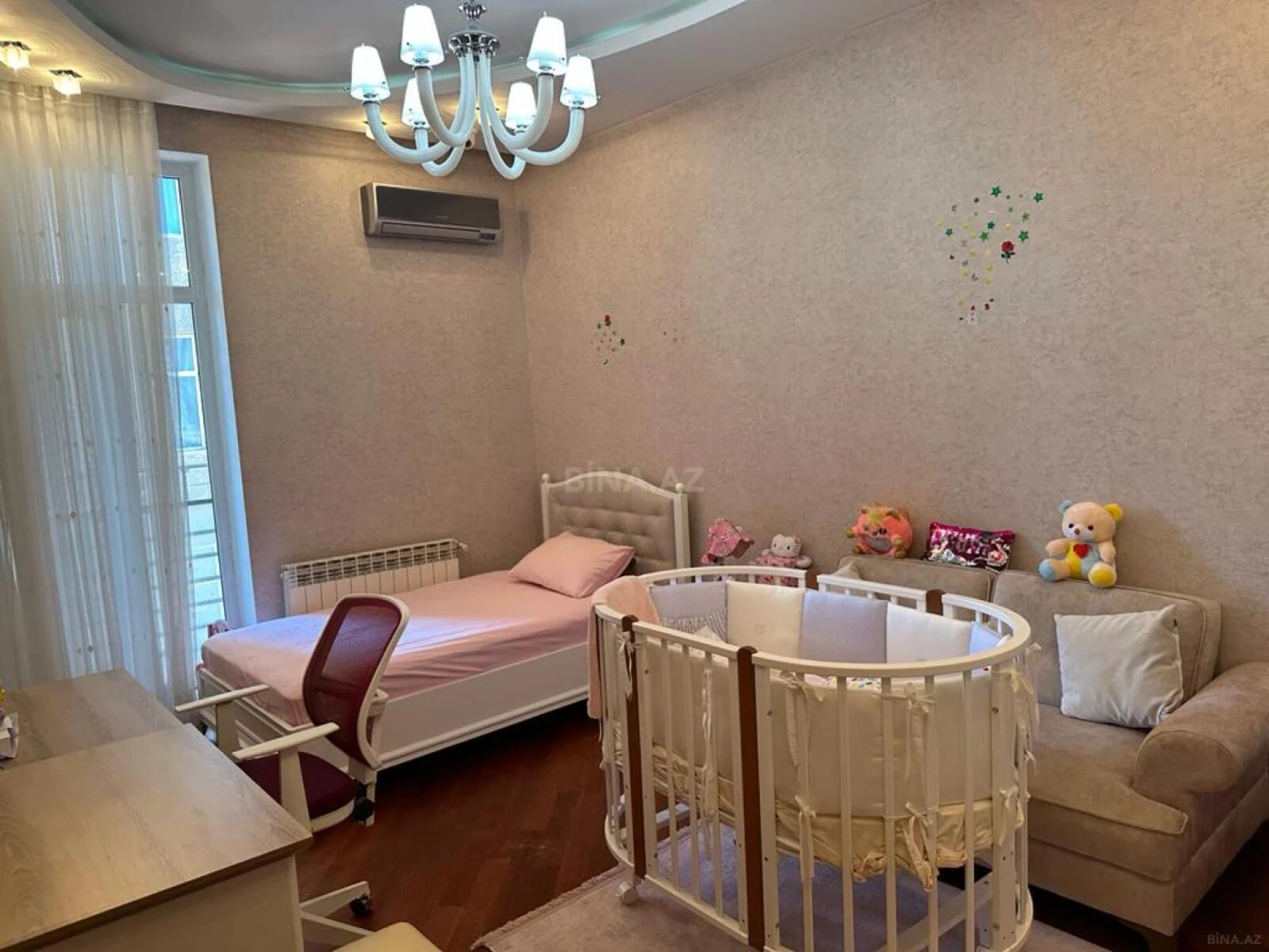 Satılır 4 otaqlı mənzil 176 m²