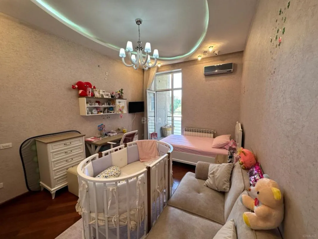 Satılır 4 otaqlı mənzil 176 m²