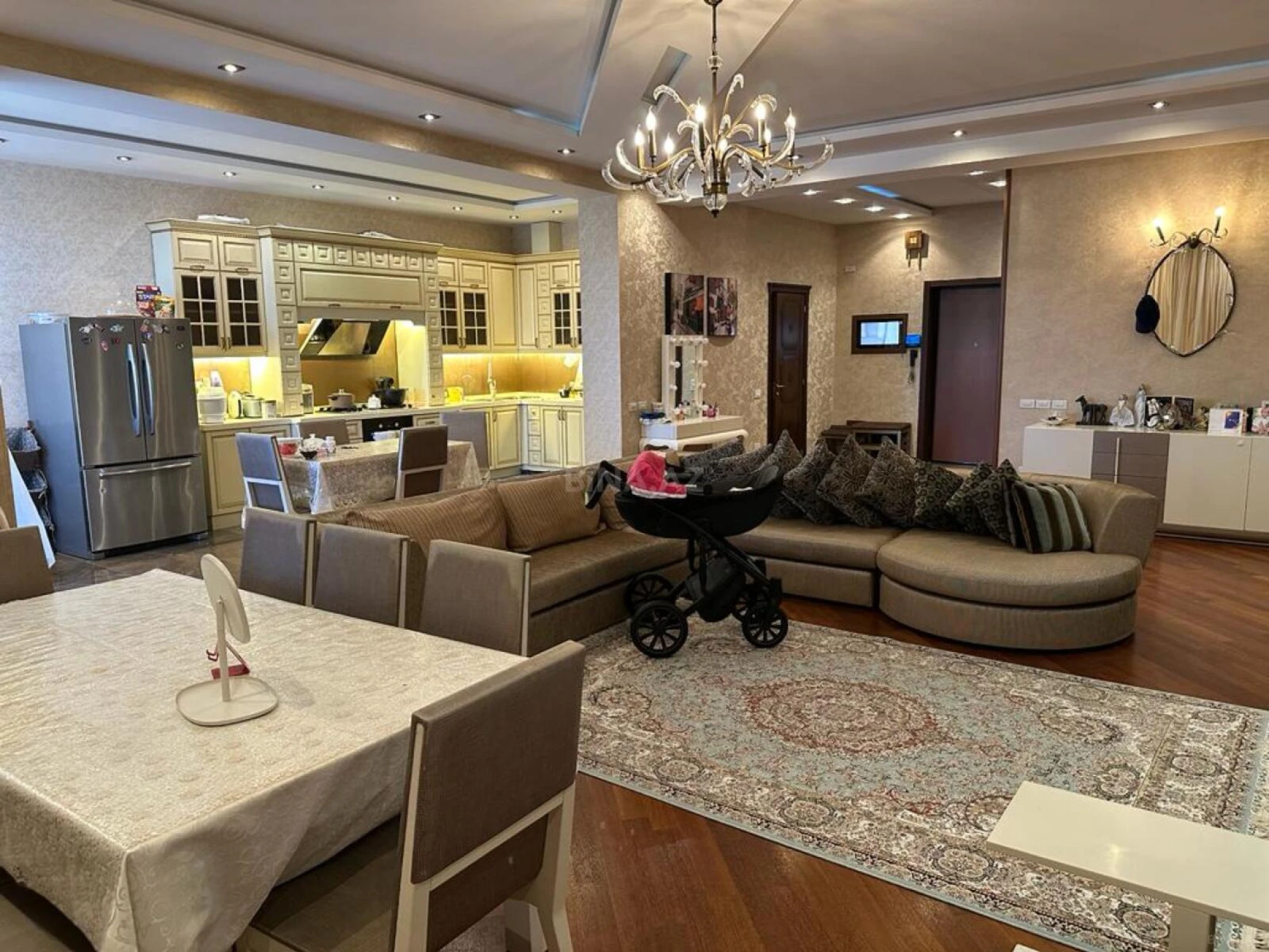 Satılır 4 otaqlı mənzil 176 m²
