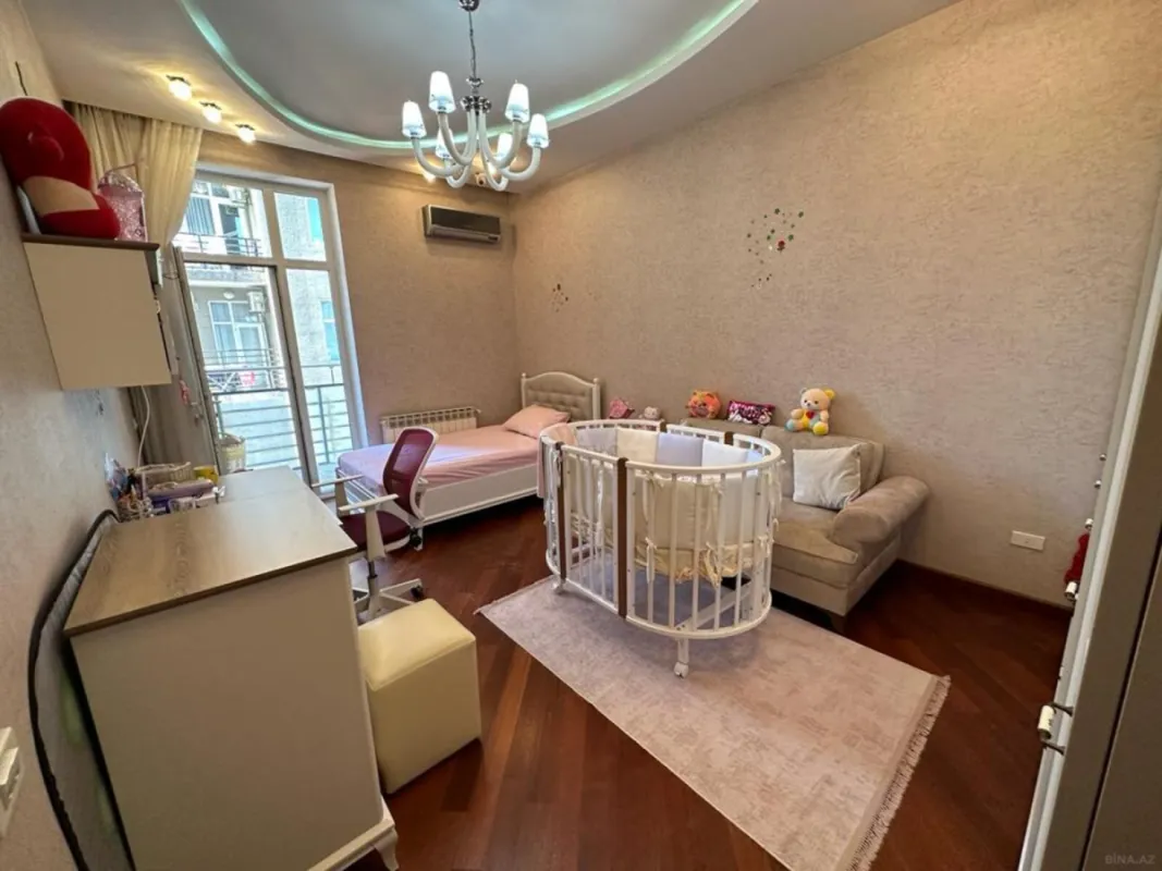 Satılır 4 otaqlı mənzil 176 m²