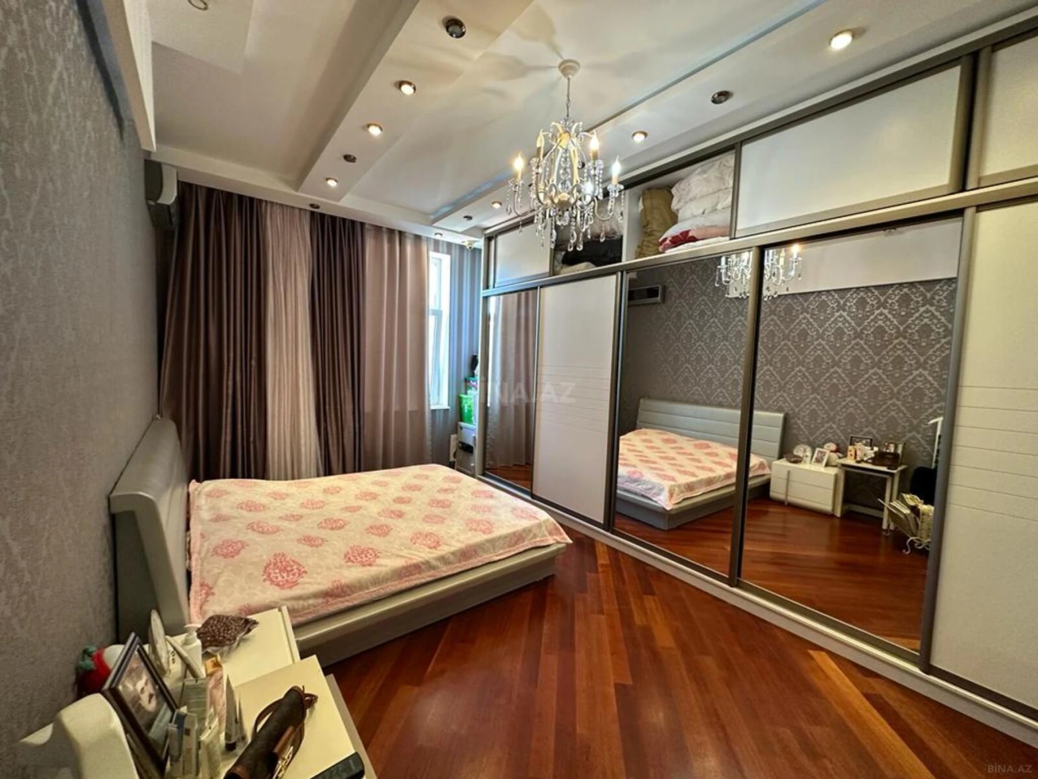 Satılır 4 otaqlı mənzil 176 m²