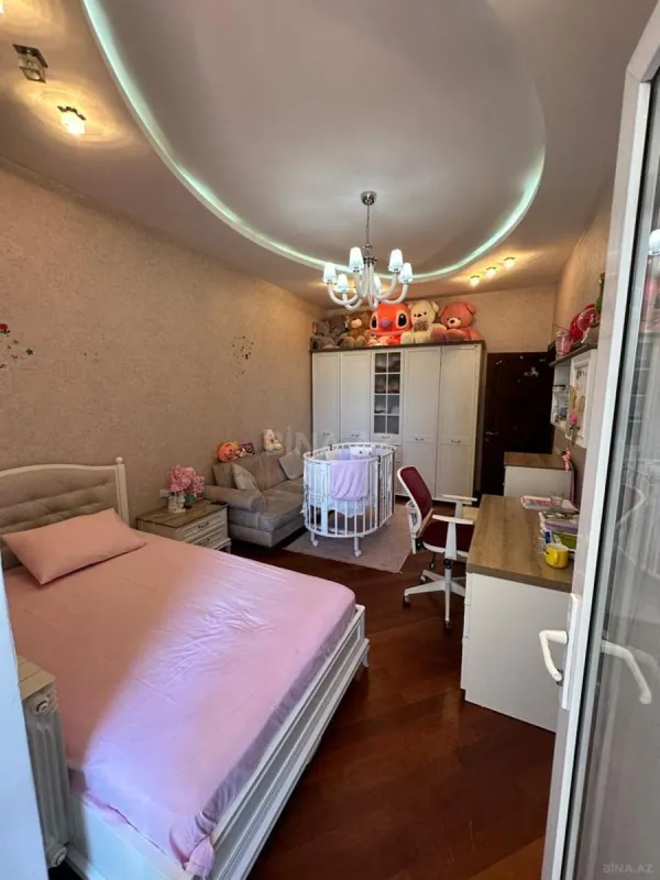 Satılır 4 otaqlı mənzil 176 m²