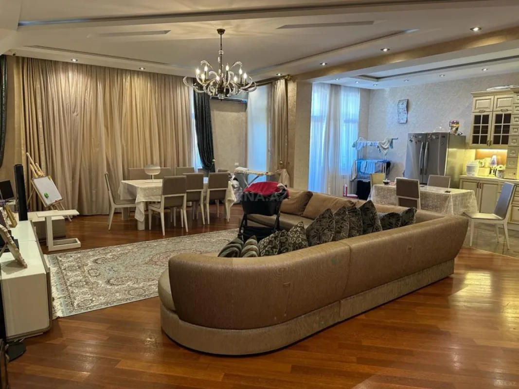 Satılır 4 otaqlı mənzil 176 m²