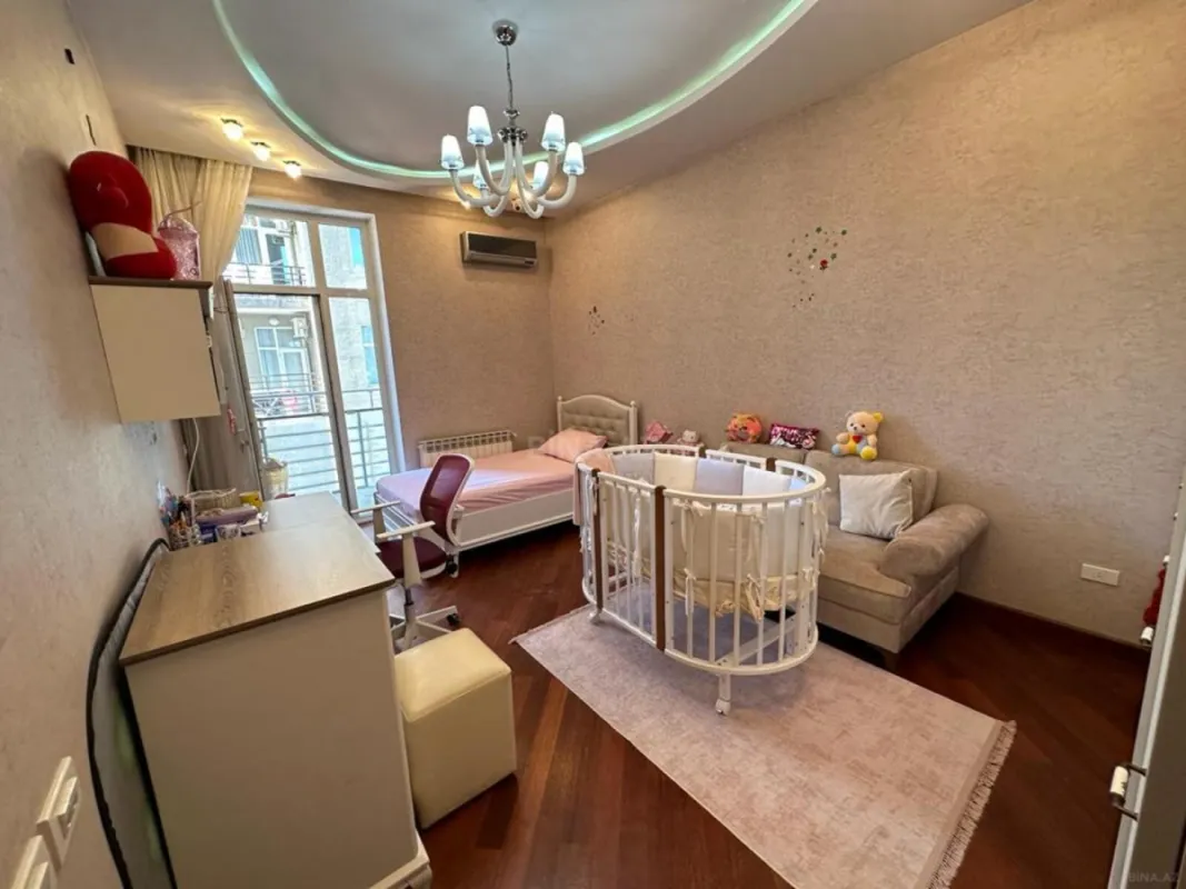 Satılır 4 otaqlı mənzil 176 m²