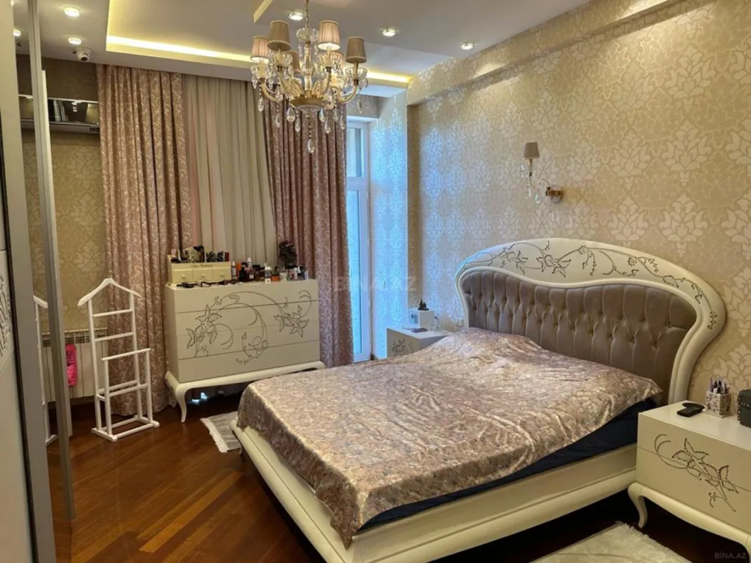 Satılır 4 otaqlı mənzil 176 m²