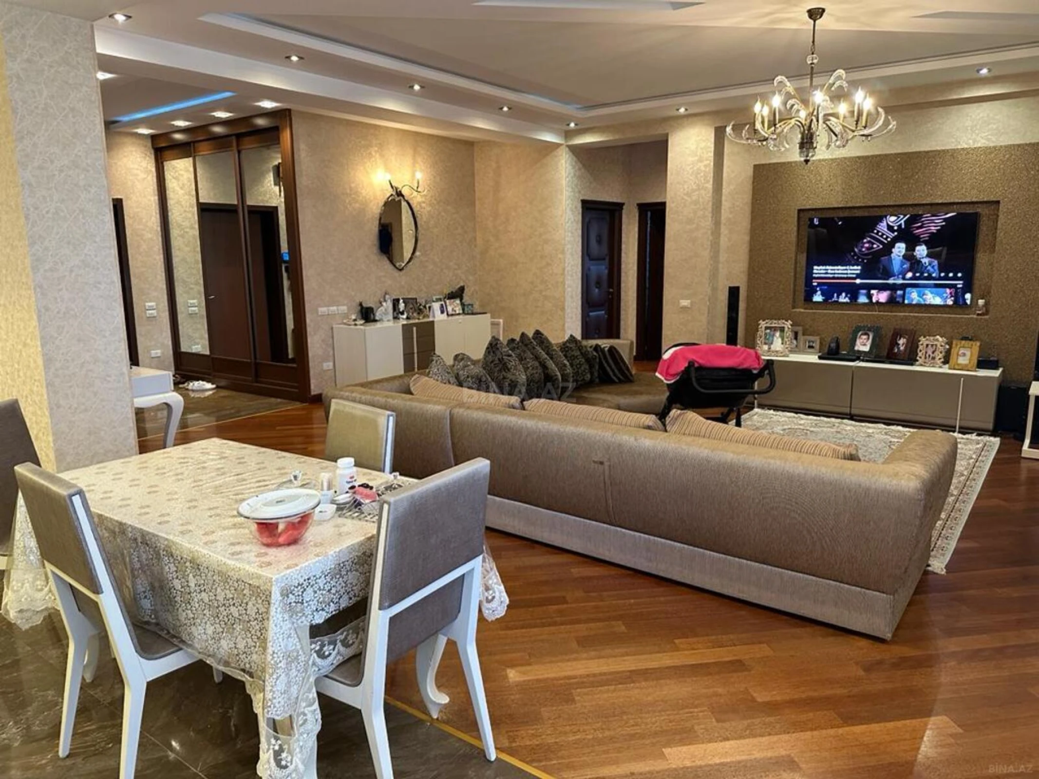 Satılır 4 otaqlı mənzil 176 m²