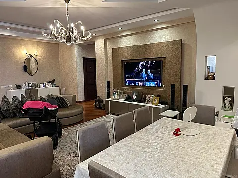 Satılır 4 otaqlı mənzil 176 m²