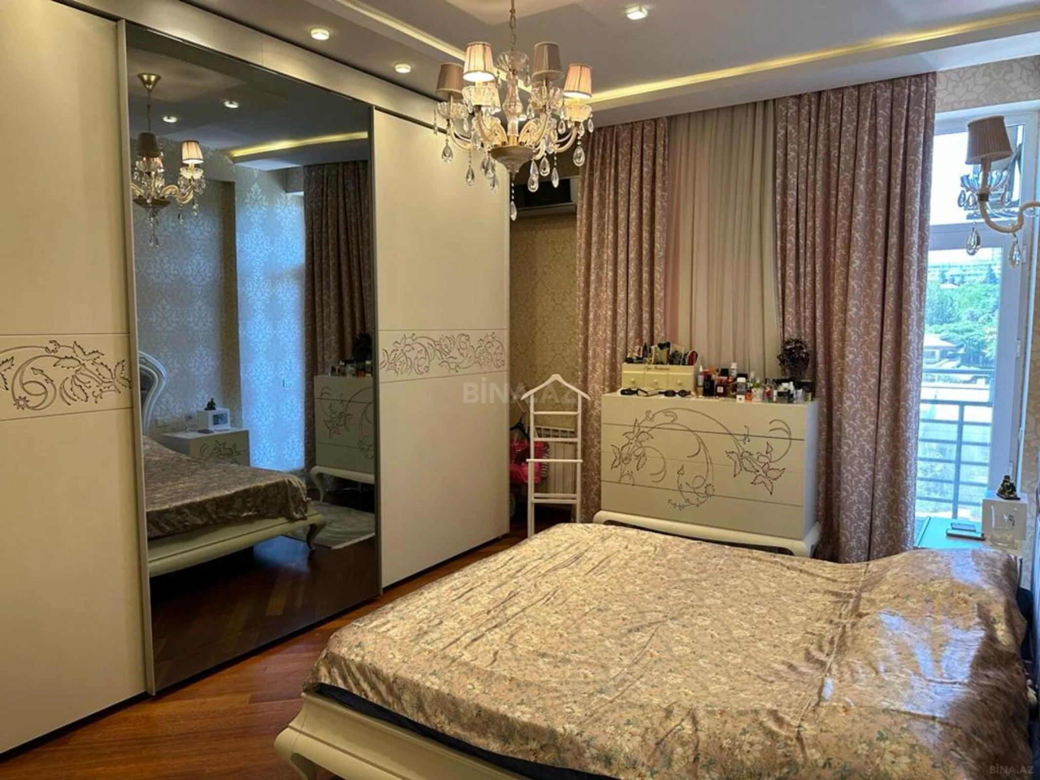 Satılır 4 otaqlı mənzil 176 m²