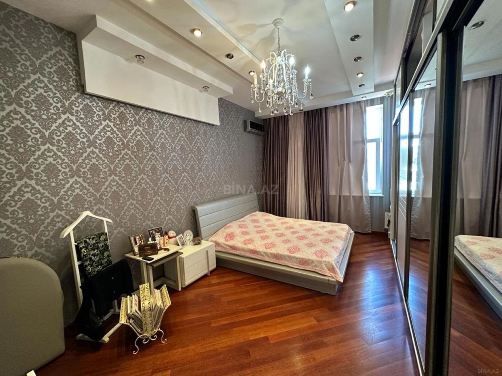 Satılır 4 otaqlı mənzil 176 m²