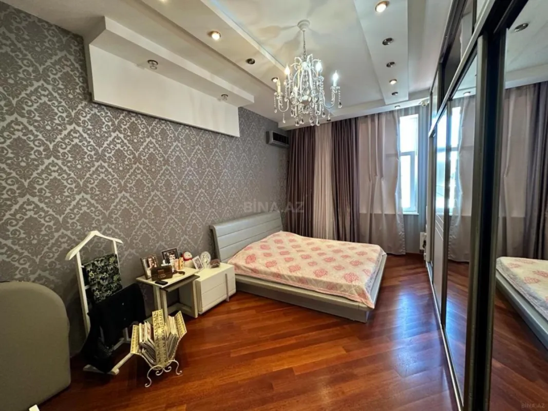 Satılır 4 otaqlı mənzil 176 m²