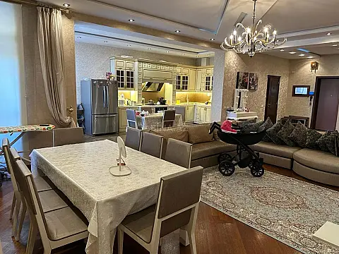 Satılır 4 otaqlı mənzil 176 m²