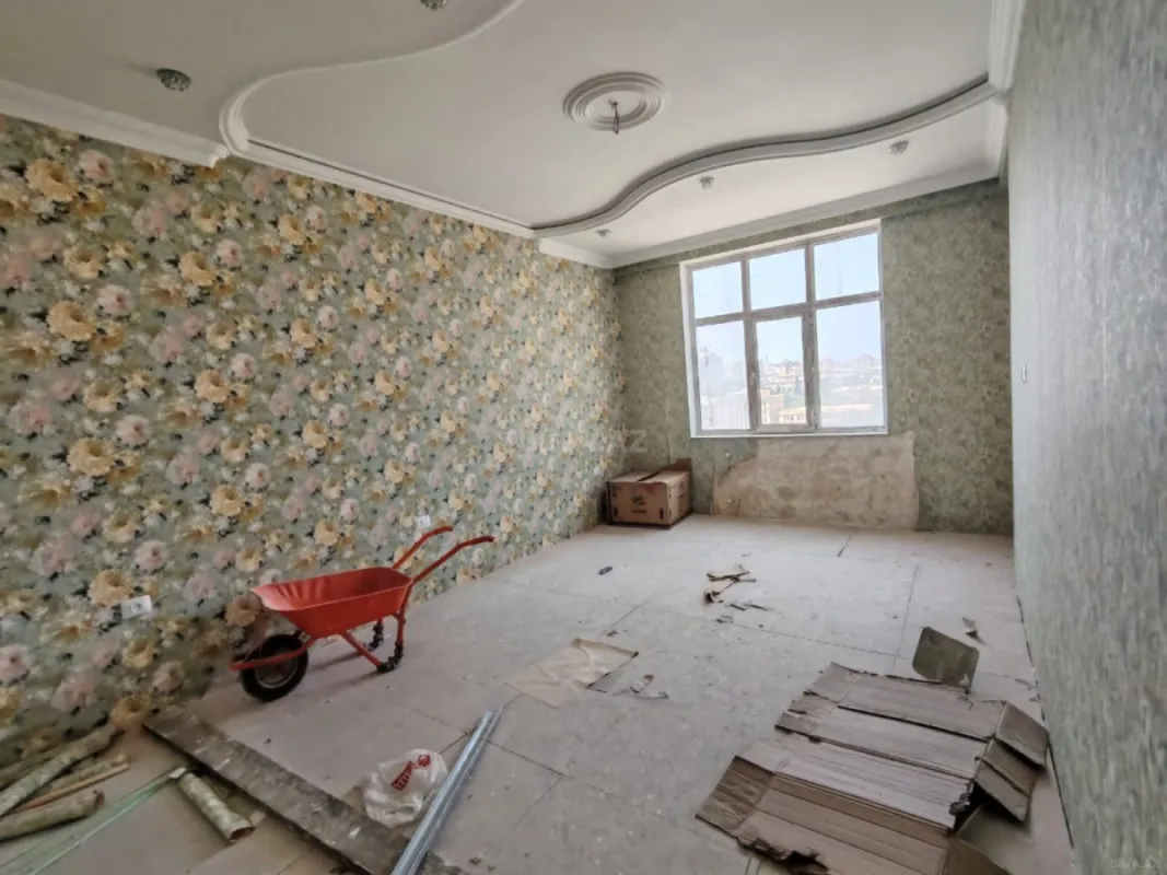 Satılır 4 otaqlı mənzil 176 m²