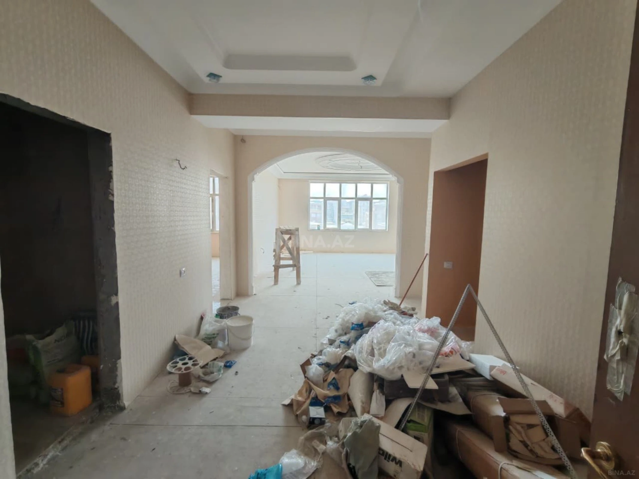 Satılır 4 otaqlı mənzil 176 m²