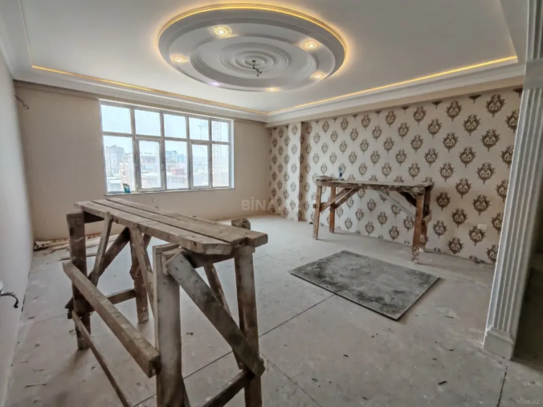 Satılır 4 otaqlı mənzil 176 m²