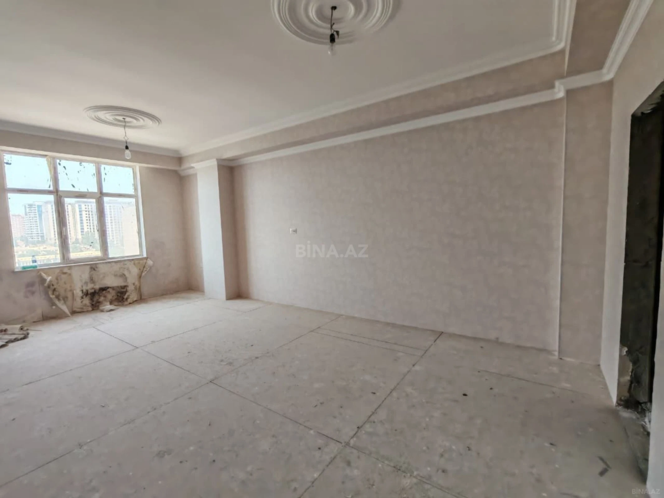 Satılır 4 otaqlı mənzil 176 m²